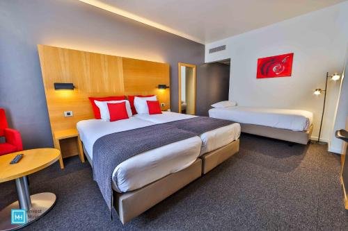 Habitación Triple Estándar del hotel De La Couronne. Foto 1