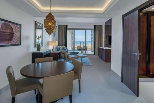 Suite Junior con cama extragrande y vistas al océano del hotel Hilton Tangier Al Houara Resort and Spa. Foto 12