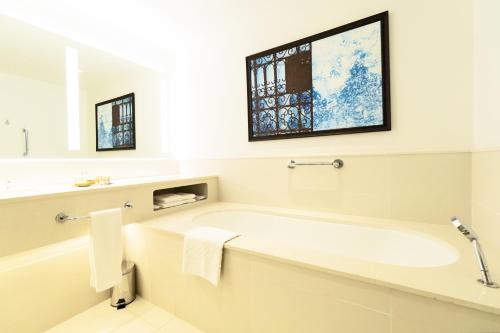 Deluxe Twin Room with Two Twin Beds and Ocean View del hotel Hilton Tangier Al Houara Resort and Spa. Foto 10