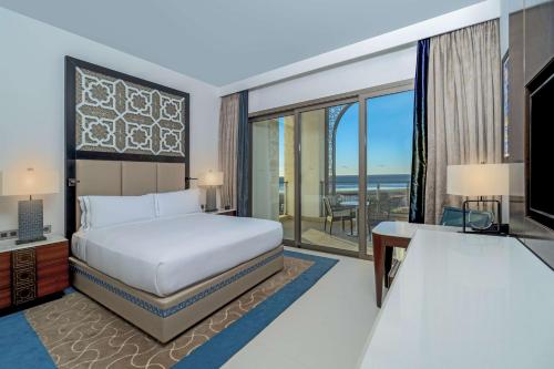 Habitación Deluxe con cama extragrande y vistas al océano del hotel Hilton Tangier Al Houara Resort and Spa. Foto 4
