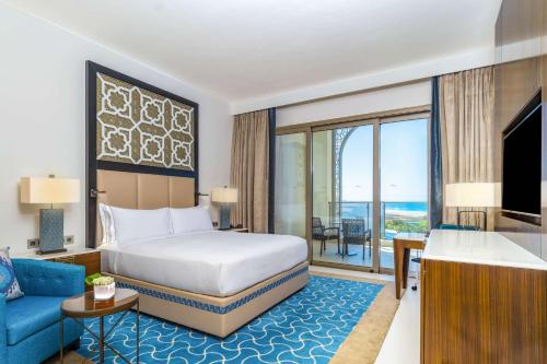 Habitación Deluxe con cama extragrande y vistas al océano del hotel Hilton Tangier Al Houara Resort and Spa. Foto 6