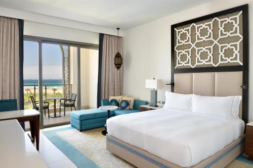 Habitación Deluxe con cama extragrande y vistas al océano del hotel Hilton Tangier Al Houara Resort and Spa. Foto 7