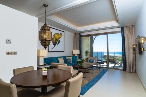 Suite Deluxe con vistas al mar - 1 cama extragrande del hotel Hilton Tangier Al Houara Resort and Spa. Foto 7