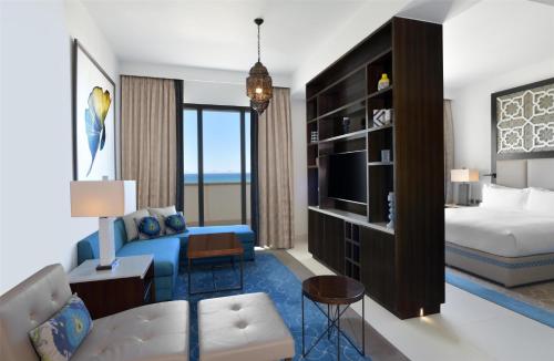 Suite Deluxe de 2 dormitorios con cama extragrande y vistas al océano del hotel Hilton Tangier Al Houara Resort and Spa. Foto 3