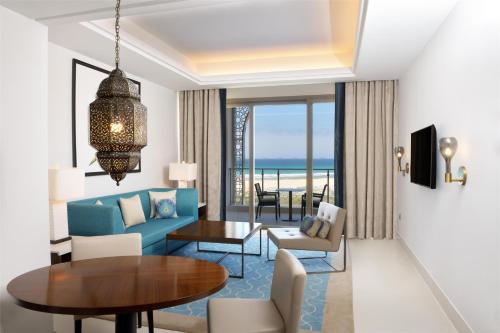 Suite Deluxe de 2 dormitorios con cama extragrande y vistas al océano del hotel Hilton Tangier Al Houara Resort and Spa. Foto 4