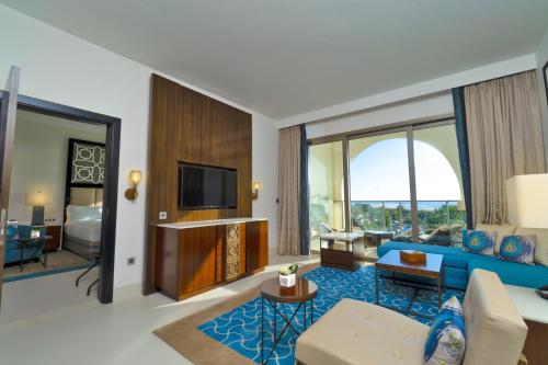 Suite Deluxe de 2 dormitorios con cama extragrande y vistas al océano del hotel Hilton Tangier Al Houara Resort and Spa. Foto 6