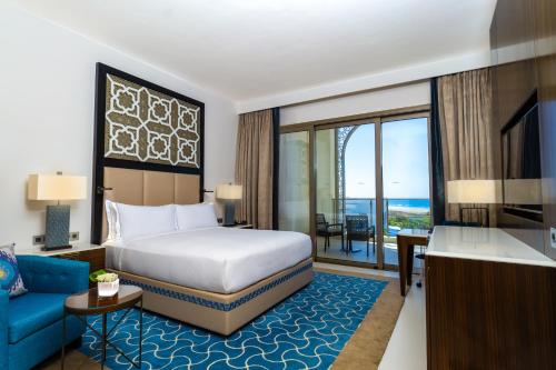 Suite Deluxe de 2 dormitorios con cama extragrande y vistas al océano del hotel Hilton Tangier Al Houara Resort and Spa. Foto 7