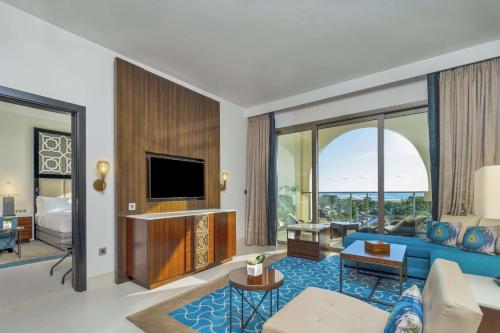 Suite Junior con cama extragrande y vistas al océano del hotel Hilton Tangier Al Houara Resort and Spa. Foto 5