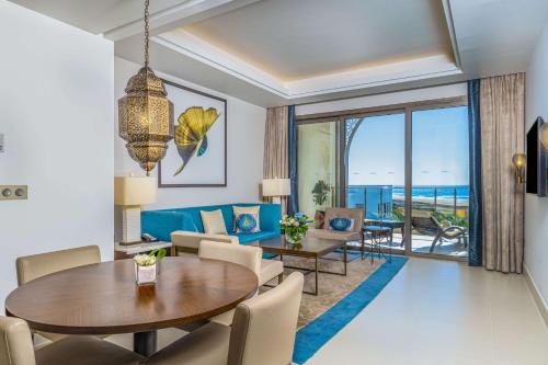 Suite Junior con cama extragrande y vistas al océano del hotel Hilton Tangier Al Houara Resort and Spa. Foto 6