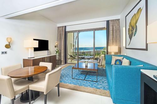 Suite Junior con cama extragrande y vistas al océano del hotel Hilton Tangier Al Houara Resort and Spa. Foto 8