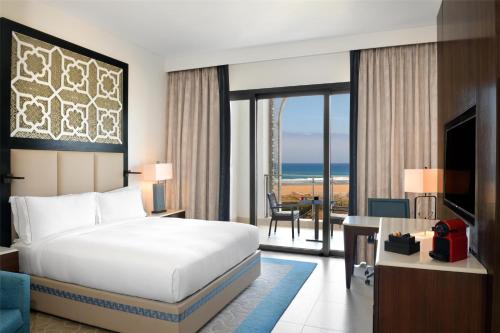 Suite Junior con cama extragrande y vistas al océano del hotel Hilton Tangier Al Houara Resort and Spa. Foto 10