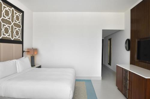 Habitación con cama extragrande del hotel Hilton Tangier Al Houara Resort and Spa. Foto 5