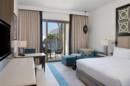 Habitación con cama extragrande del hotel Hilton Tangier Al Houara Resort and Spa. Foto 7