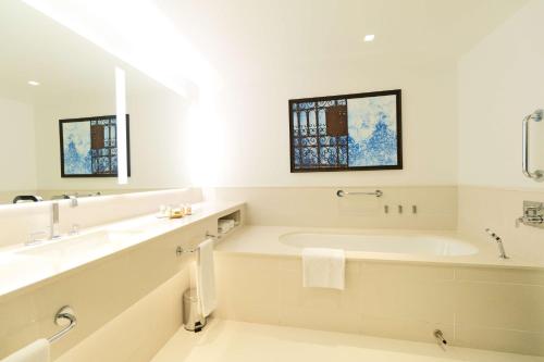 Habitación con cama extragrande - Adaptada para personas de movilidad reducida del hotel Hilton Tangier Al Houara Resort and Spa. Foto 1