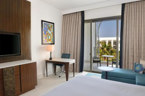 Habitación Familiar con cama extragrande del hotel Hilton Tangier Al Houara Resort and Spa. Foto 3