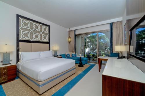 Habitación Familiar con cama extragrande del hotel Hilton Tangier Al Houara Resort and Spa. Foto 6