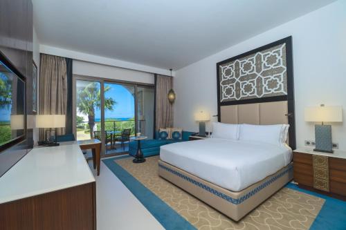 Habitación Familiar con cama extragrande del hotel Hilton Tangier Al Houara Resort and Spa. Foto 7