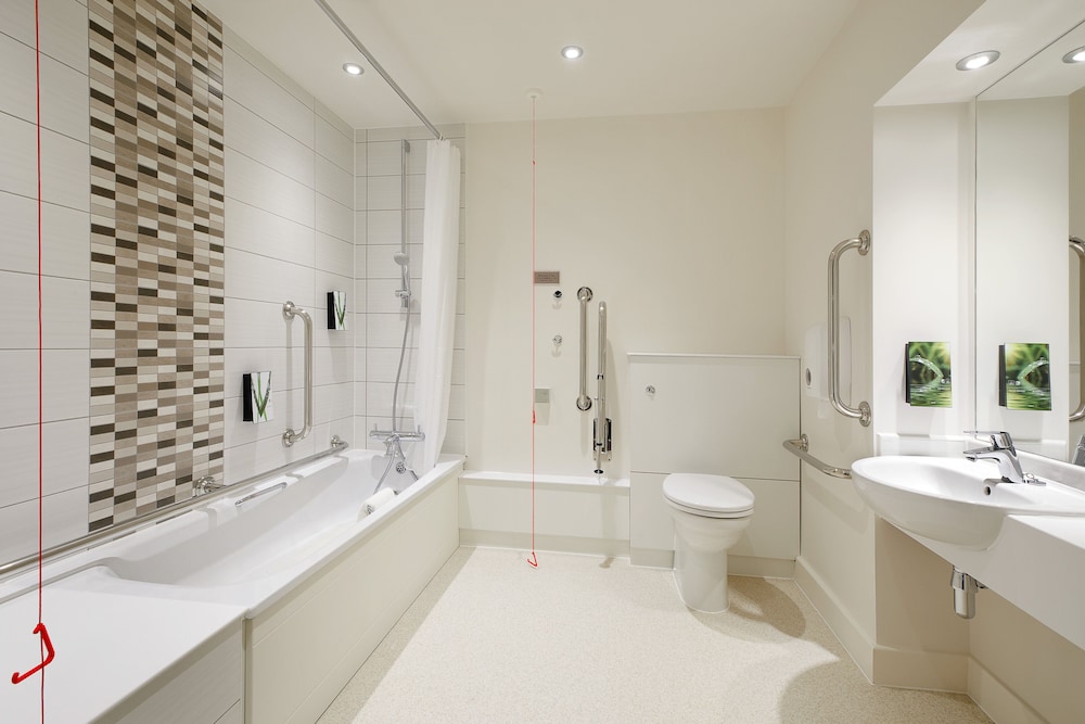 Habitación estándar doble, bañera accesible del hotel Premier Inn London Brixton. Foto 1