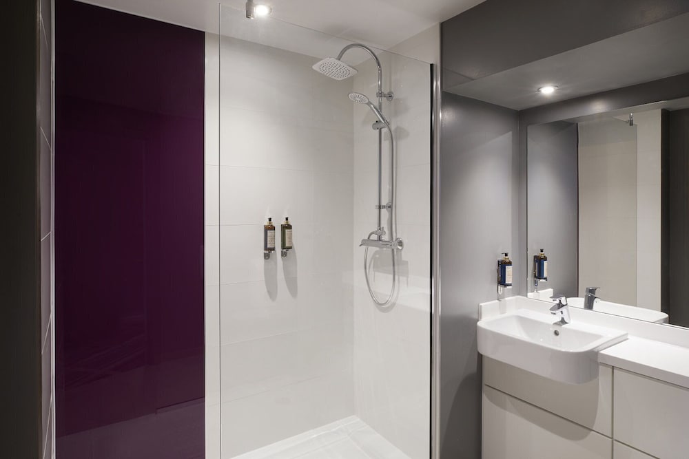 Habitación doble superior del hotel Premier Inn London Brixton. Foto 4