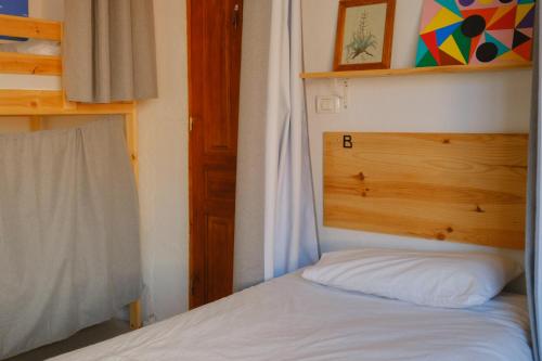 Cama individual en habitación compartida - 4 camas del hotel La Palma Hostel - Pensión Central. Foto 9