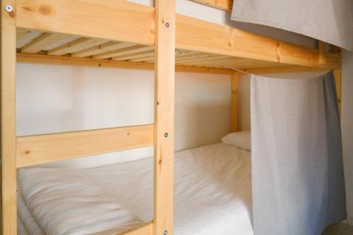 Cama individual en habitación compartida - 4 camas del hotel La Palma Hostel - Pensión Central. Foto 10