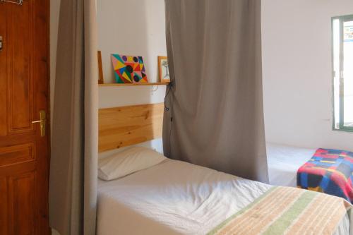 Cama individual en habitación compartida - 4 camas del hotel La Palma Hostel - Pensión Central. Foto 12