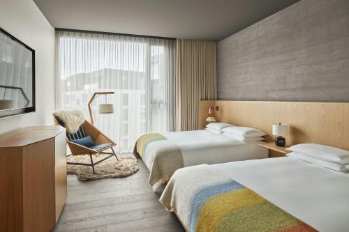 Habitación con 2 camas grandes del hotel The Reykjavik EDITION