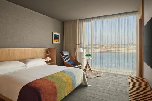 Suite de 1 dormitorio con vistas al puerto - Cama extragrande del hotel The Reykjavik EDITION. Foto 1