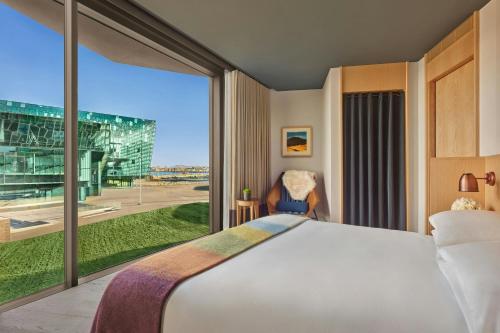Suite Esquinera de 1 dormitorio con cama extragrande y vistas al puerto del hotel The Reykjavik EDITION. Foto 1