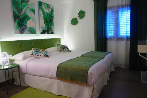 Habitación Triple con baño privado del hotel Magma Rooms. Foto 2