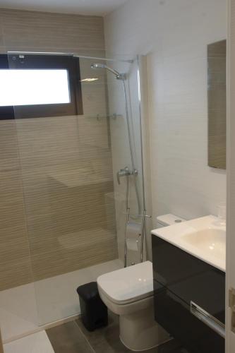 Habitación Triple con baño privado del hotel Magma Rooms. Foto 4