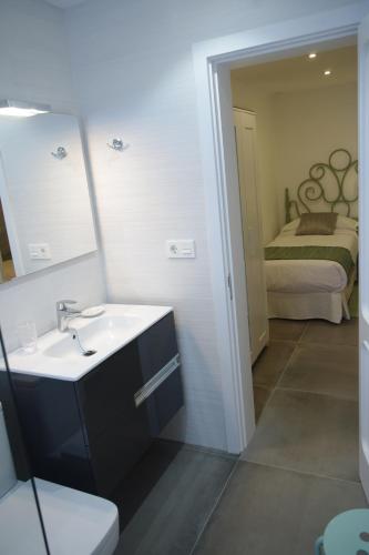 Habitación Triple con baño privado del hotel Magma Rooms. Foto 10