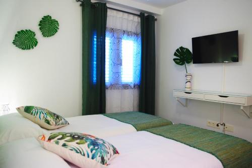 Habitación Triple con baño privado del hotel Magma Rooms. Foto 3