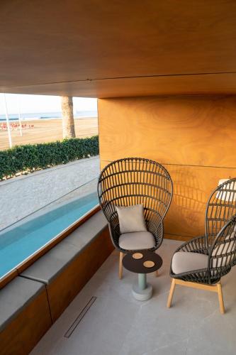 Habitación Doble Deluxe con vistas al mar del hotel TenSuites. Foto 16