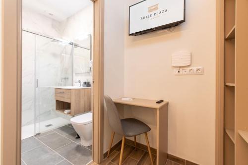 Double Room with Balcony del hotel Suncanarias Adeje Plaza. Foto 9