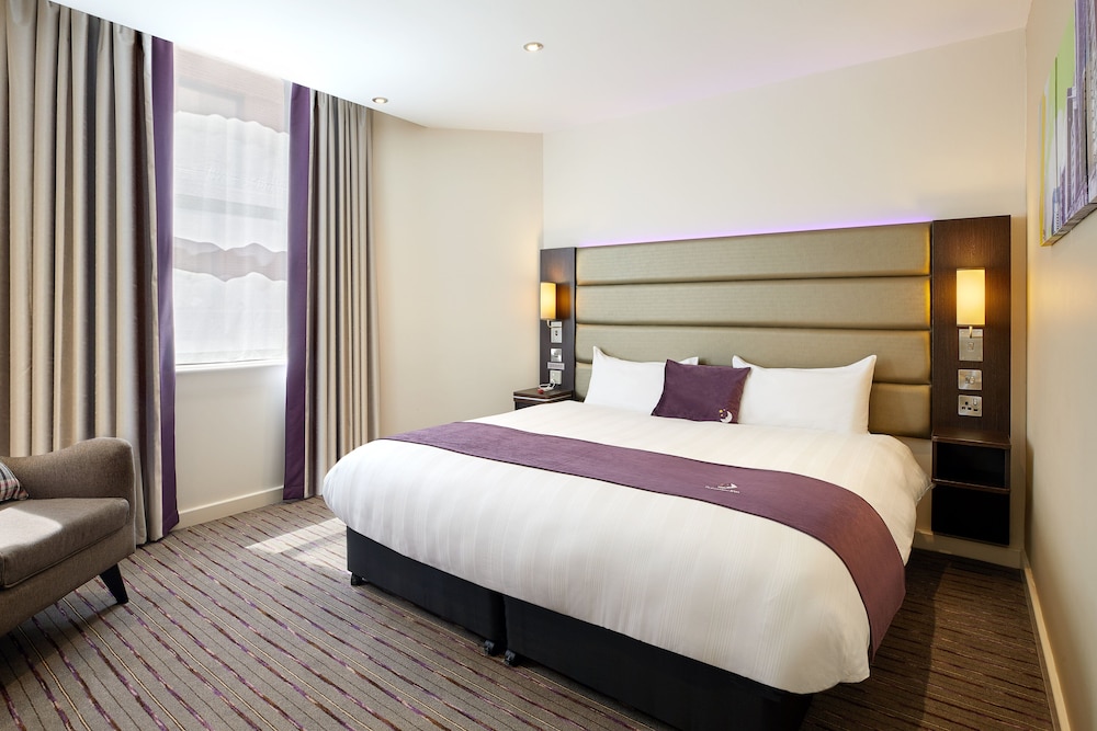 Habitación estándar doble, ducha adaptada del hotel Premier Inn London Woolwich Royal Arsenal