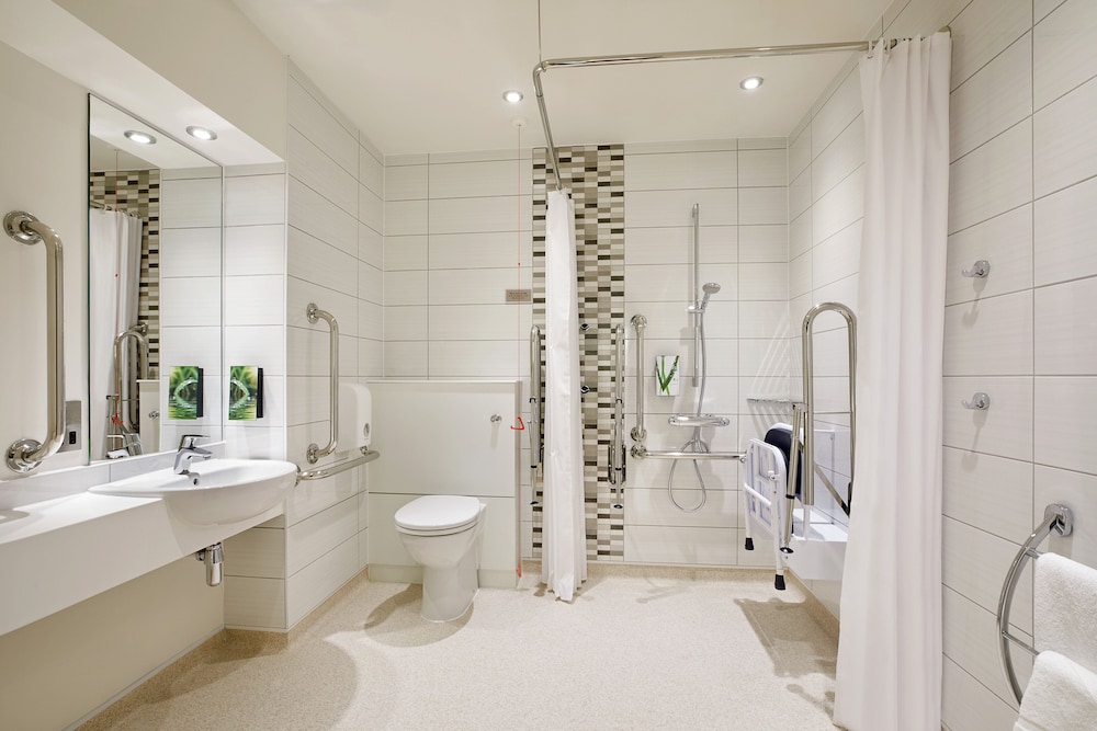 Habitación estándar doble, ducha adaptada del hotel Premier Inn London Woolwich Royal Arsenal. Foto 1