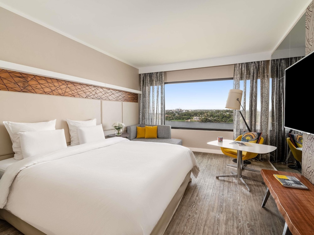 Premium Superior con 1 cama king size y vistas a la laguna del hotel Pullman Abidjan