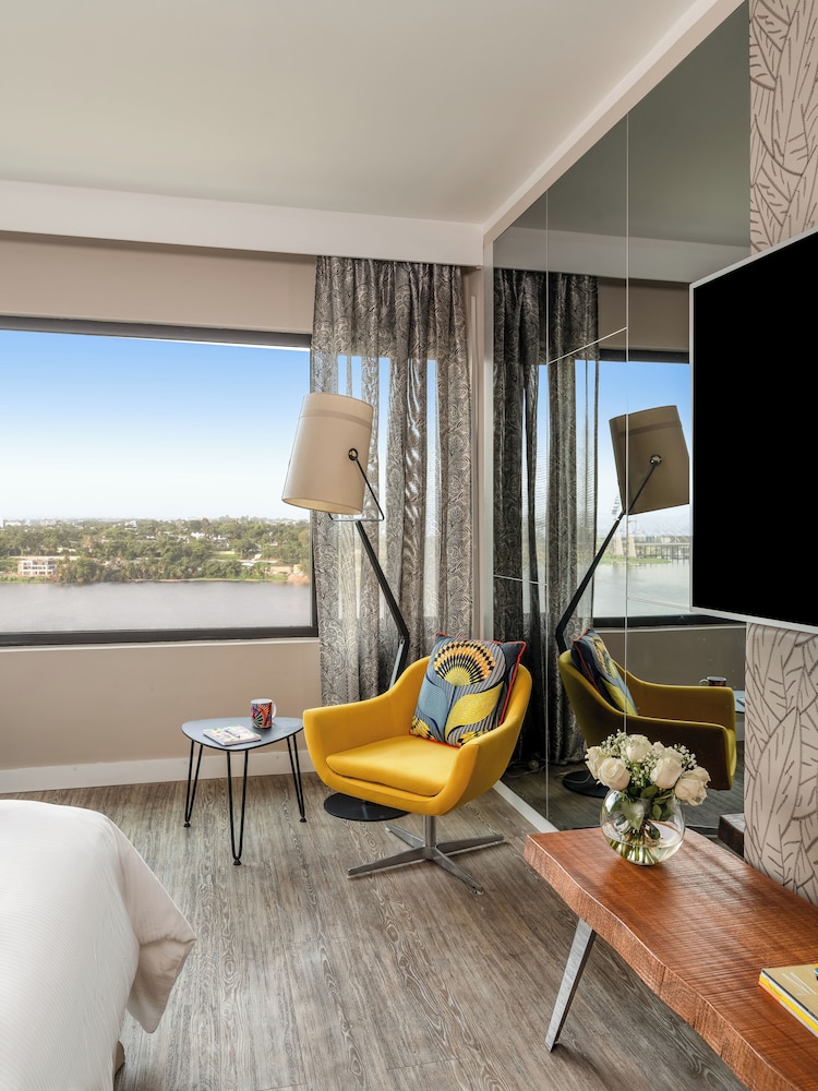 Premium Superior con 1 cama king size y vistas a la laguna del hotel Pullman Abidjan. Foto 8