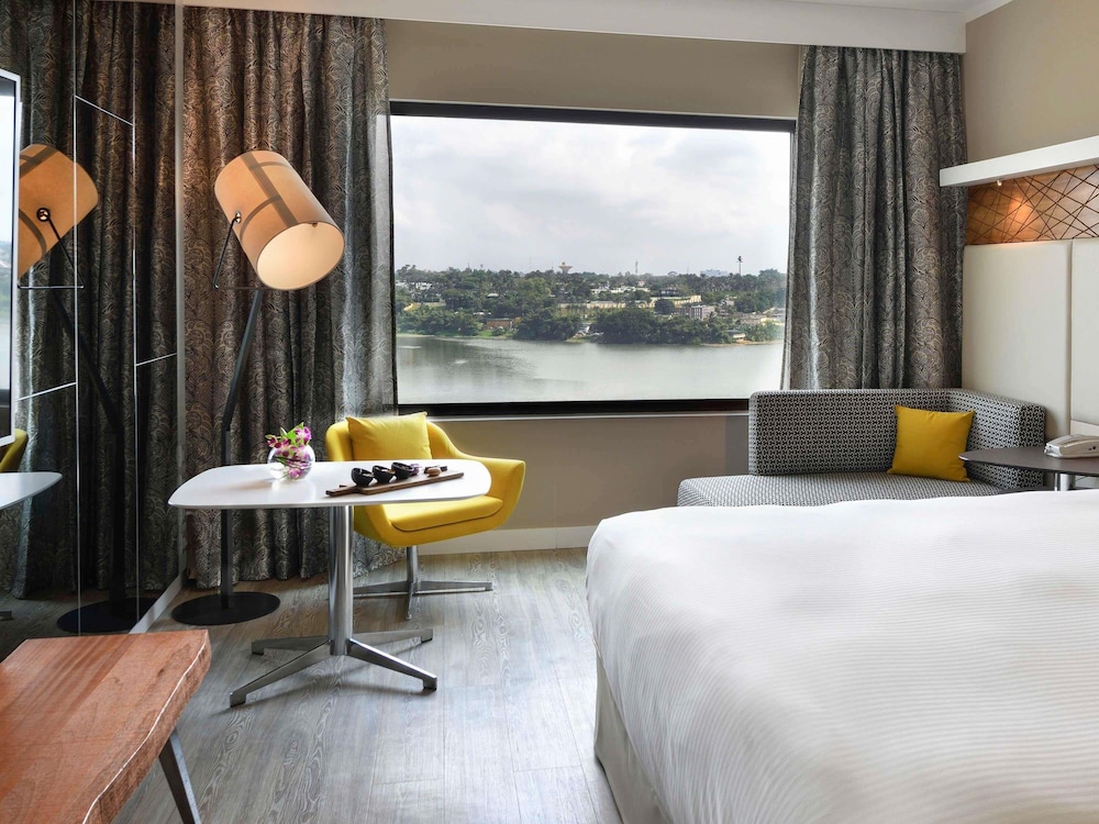 Habitación Superior con 2 Camas Individuales y Vistas a la Ciudad del hotel Pullman Abidjan. Foto 4