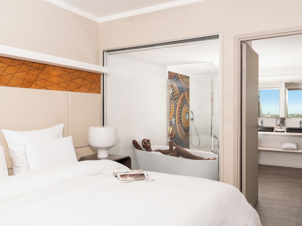 Habitación Superior con 2 Camas Individuales y Vistas a la Ciudad del hotel Pullman Abidjan. Foto 7
