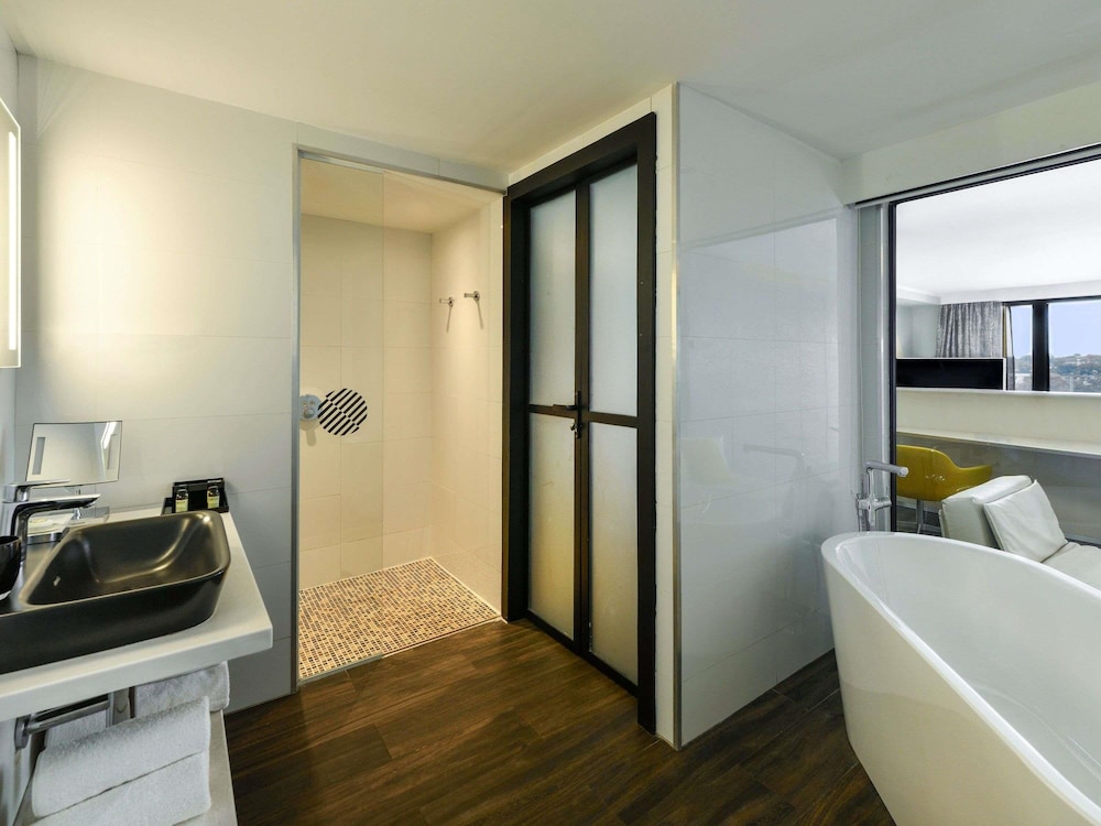 Habitación Deluxe en esquina con 1 cama king size, balcón y vistas a la laguna del hotel Pullman Abidjan. Foto 5