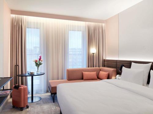 Habitación Doble Superior con sofá cama del hotel Novotel Hamburg Central Station