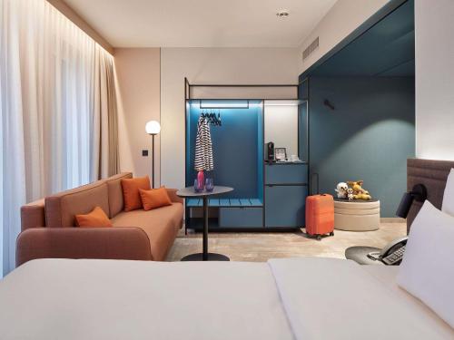 Habitación Familiar con 1 cama doble y sofá cama del hotel Novotel Hamburg Central Station