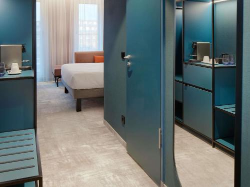 Habitación Doble Superior con sofá cama del hotel Novotel Hamburg Central Station. Foto 3