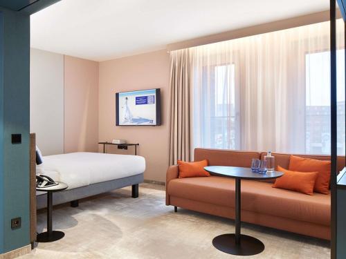 Habitación Familiar con 1 cama doble y sofá cama del hotel Novotel Hamburg Central Station. Foto 4