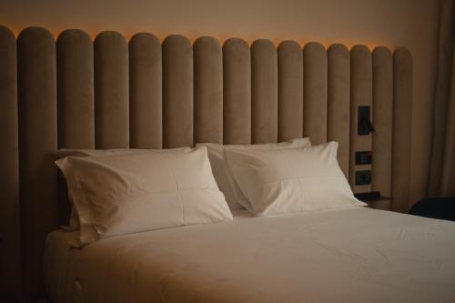 Suite con cama doble y sofá cama del hotel Tribe Milano Malpensa. Foto 1