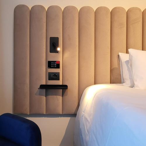 Suite con cama doble y sofá cama del hotel Tribe Milano Malpensa. Foto 3