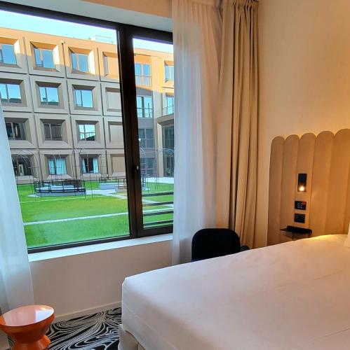 Habitación TRIBE Essential con vistas al patio del hotel Tribe Milano Malpensa. Foto 13
