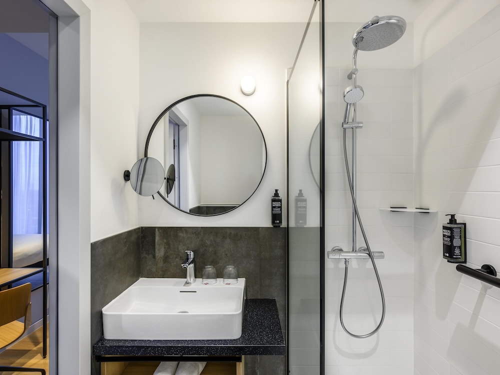 Habitación estándar con 2 camas individuales y balcón del hotel ibis Budapest Stadium (Opening Q3 2023). Foto 4